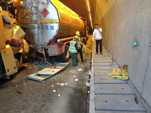 危险 高速隧道口大客车追尾危化车 20多名乘客被紧急疏散