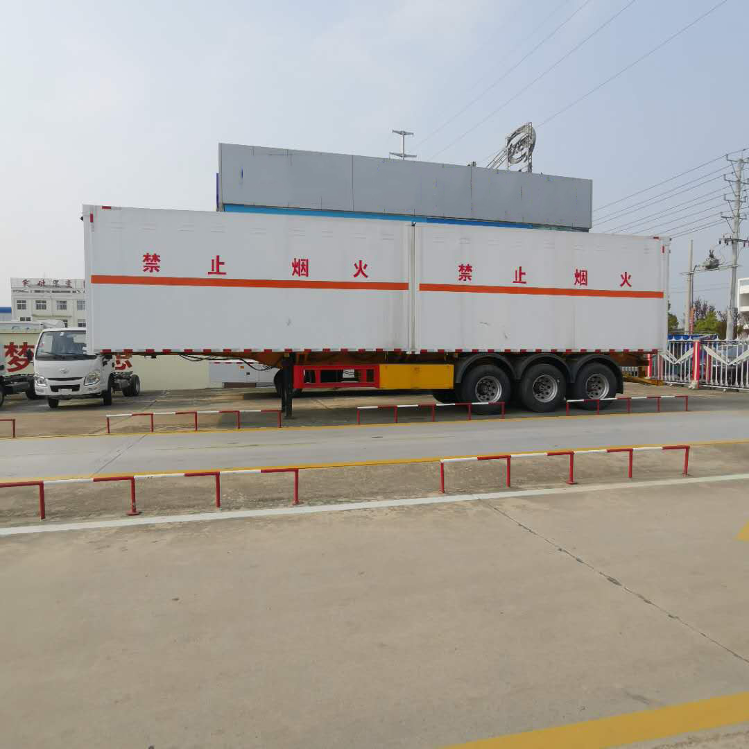 13米半挂式废机油厢式危化车 高效合规运输九类危险品的专业选择