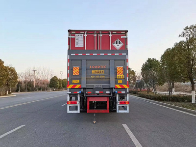 6X2厢式危化车 专业、安全与高效的危险化学品运输解决方案